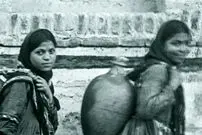 عکس| سفر به ایران قدیم؛ ژست جالب دختران ارمنی با کوزه‌های روی دوش؛ 140 سال قبل