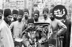 عکس| سفر زمان؛ درباریان ناصرالدین شاه در تکیه دولت در حال بررسی «عیار سکه»