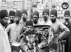 عکس| سفر زمان؛ درباریان ناصرالدین شاه در تکیه دولت در حال بررسی «عیار سکه»