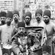 عکس| سفر زمان؛ درباریان ناصرالدین شاه در تکیه دولت در حال بررسی «عیار سکه»