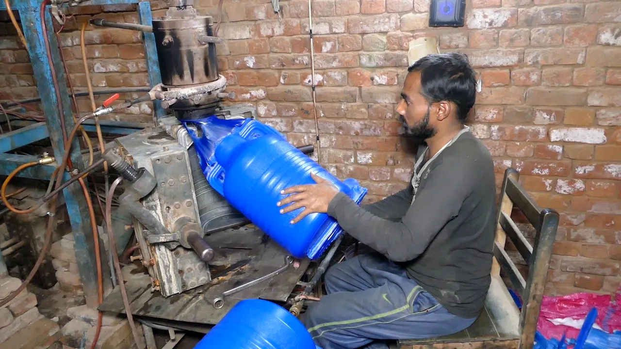 (ویدئو) فرآیند جالب و دیدنی ساخت دبه های آب پلاستیکی توسط پاکستانی ها