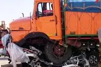 (ویدئو) له شدن و چپ کردن یک تریلی پس از تصادف با پراید
