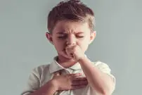 (ویدیو) یک مغازه‌دار فرشته نجات یک کودک از مرگ شد