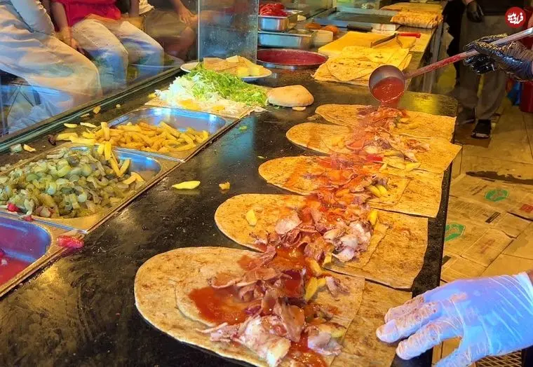 ببینید| غذای خیابانی در ترکیه؛ پخت انواع دونر کباب، پیتزا و آدانا کباب در استانبول