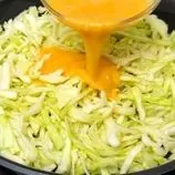 ببینید| طرز تهیه یک غذای جدید با کلم سبز و تخم مرغ