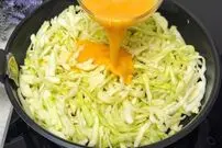 ببینید| طرز تهیه یک غذای جدید با کلم سبز و تخم مرغ