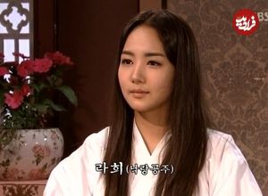 عکس| سفر زمان؛ «پرنسس لاهی» (سریال جومونگ 3) در 39 سالگی با سگش در کافه