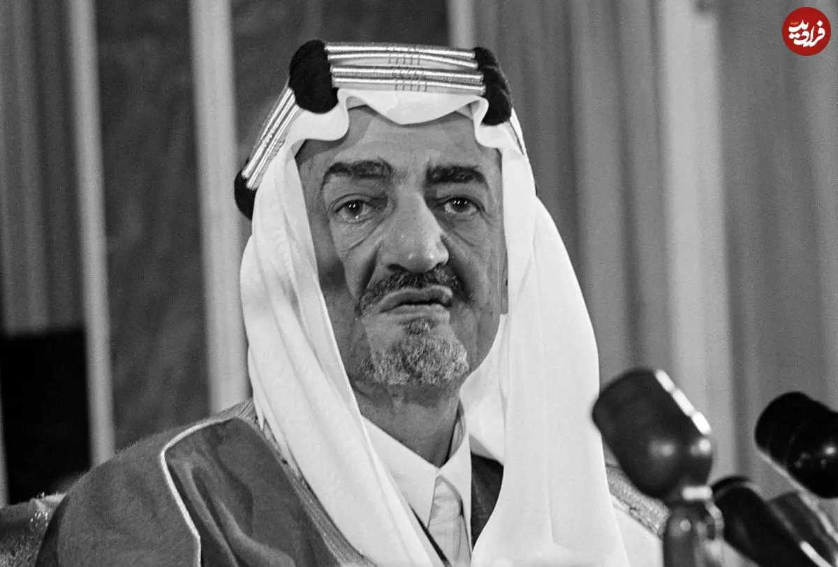 عکس| سفر در زمان؛ «ملک فیصل، پادشاه عربستان» در دفتر کارش در ریاض؛ سال 1346