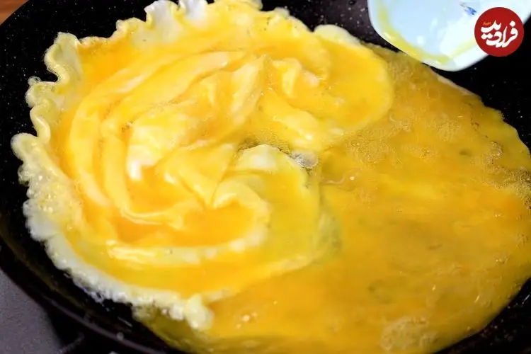 ببینید|طرز تهیه املت چینی ساده و خوشمزه با 3 تخم مرغ و 5 گوجه