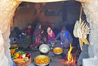 ببینید؛ غذای روستایی در ایران؛ پخت زرشک پلو با مرغ توسط زوج عشایر