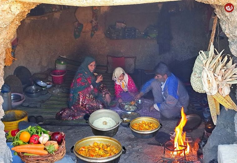 ببینید؛ غذای روستایی در ایران؛ پخت زرشک پلو با مرغ توسط زوج عشایر