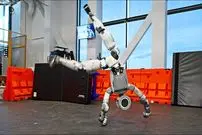 ببینید| نمایش تحسین‌برانگیز ربات انسان‌نمای بوستون داینامیکس؛ اطلس پشتک می‌زند 