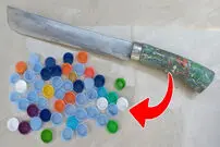 (ویدئو) نحوه ساخت یک دسته چاقوی زیبا با در بطری نوشابه و آب معدنی 