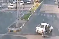 ( ویدیو) لحظه وحشتناک پرتاب شدن یک کودک به بیرون از خودرو پراید درحال حرکت