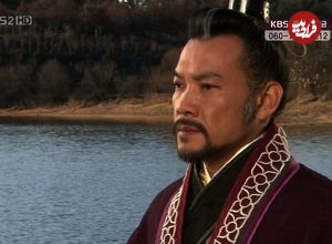 عکس| سفر در زمان؛ «یوری» سریال امپراطور بادها با تیپ خاص در یک مراسم؛ سال 1399