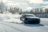 مالکان خودروهای برقی بخوانند / مشکل لیز خوردن در زمستان از اینجاست