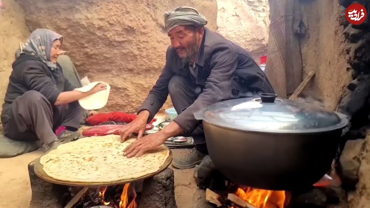 ببینید؛ غذای روستایی در افغانستان؛ پخت خوراک سیب زمینی و نان سنتی توسط زوج مسن