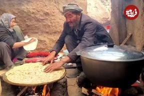 ببینید؛ غذای روستایی در افغانستان؛ پخت خوراک سیب زمینی و نان سنتی توسط زوج مسن