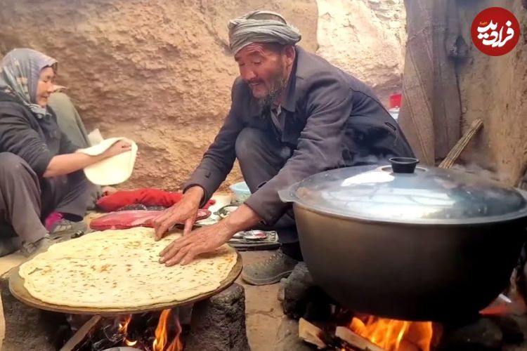 ببینید؛ غذای روستایی در افغانستان؛ پخت خوراک سیب زمینی و نان سنتی توسط زوج مسن