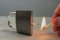 (ویدئو) روشی جالب و شگفت انگیز برای باز کردن قفل با چوب کبریت! 