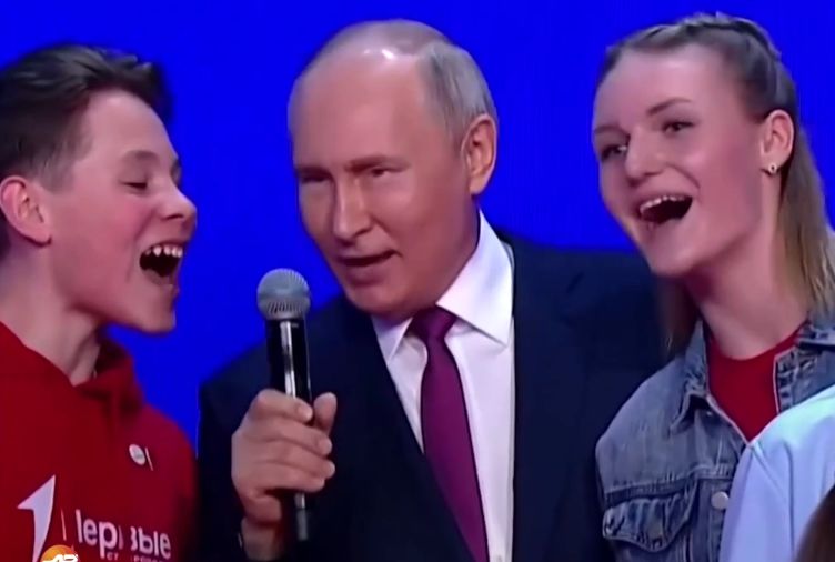 (ویدئو) سرود ملی روسیه و هم‌خوانی پوتین با دانش‌آموزان