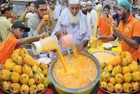 ببینید| غذای خیابانی در پاکستان؛ تهیه ماهرانه میلک شیک و آب انبه در کراچی