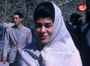 عکس| سفر به ایران قدیم؛ زنان اصفهانی در حال عبور از خیابان؛ 65 سال قبل