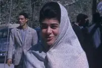 عکس| سفر به ایران قدیم؛ زنان اصفهانی در حال عبور از خیابان؛ 65 سال قبل