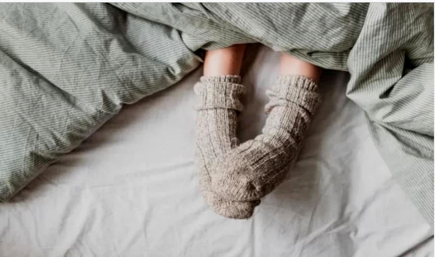 مزایای عجیب و باورنکردنی خوابیدن با جوراب