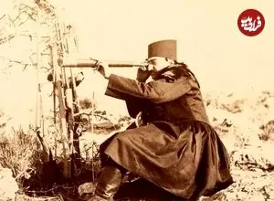 عکس| سفر به ایران قدیم؛ ناصرالدین شاه با «دستۀ گل» در کنار چندتن از درباریان