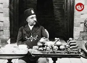 عکس| سفر زمان؛ مظفرالدین شاه قاجار در حال نگاه کردن با «تلسکوپ» در حیاط قصر