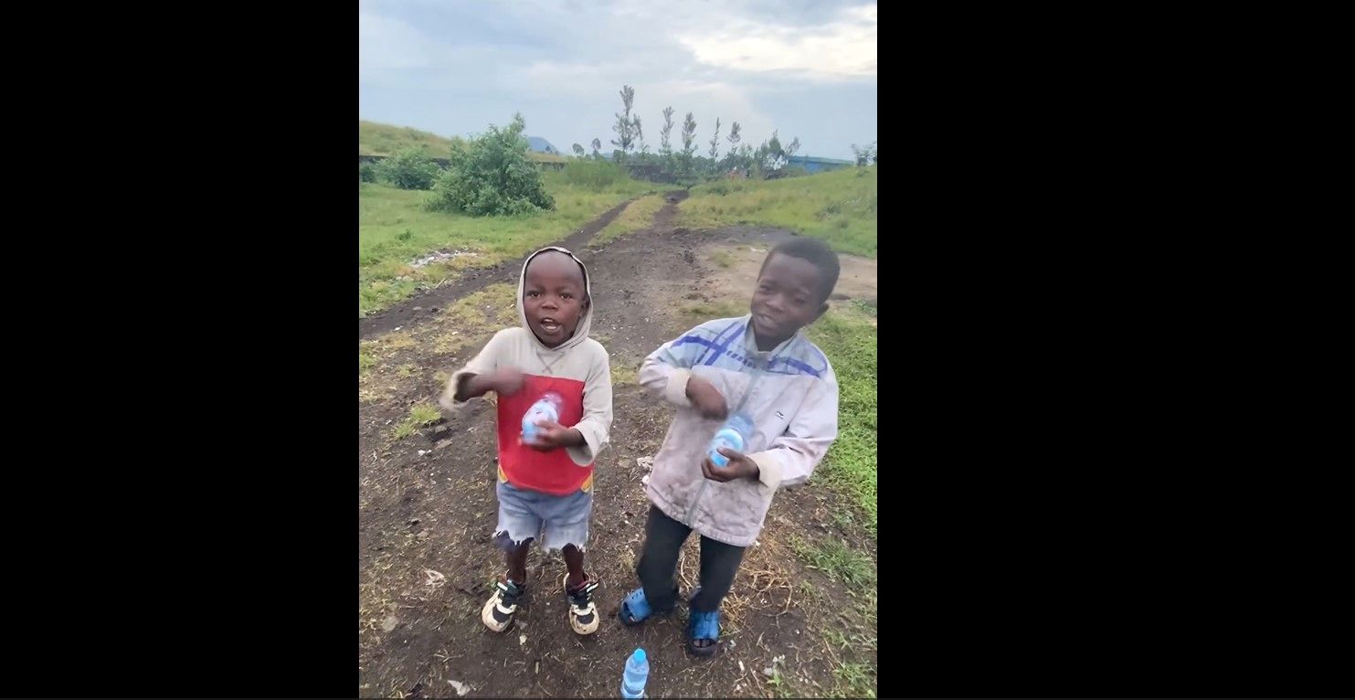 (ویدئو) خوانندگی و نوازندگی شگفت انگیز دو کودک آفریقایی با بطری آب معدنی