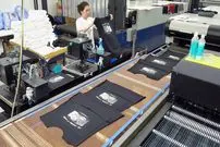 ببینید| مراحل تولید انبوه تی شرت های طرح دار در کارگاهی در کره جنوبی