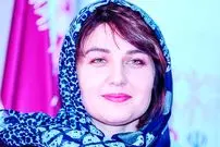 عکس| سفر زمان؛ تیپ و چهرۀ «گلوریا هاردی» در یک کافه در خیابان‌های فرانسه