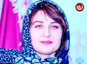 عکس| سفر زمان؛ تیپ و چهرۀ «گلوریا هاردی» در یک کافه در خیابان‌های فرانسه