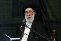 عکس؛ سفر به تاریخ؛ عکس یادگاری «سید هادی خامنه‌ای، برادر رهبر انقلاب» با قاب عکس برادر