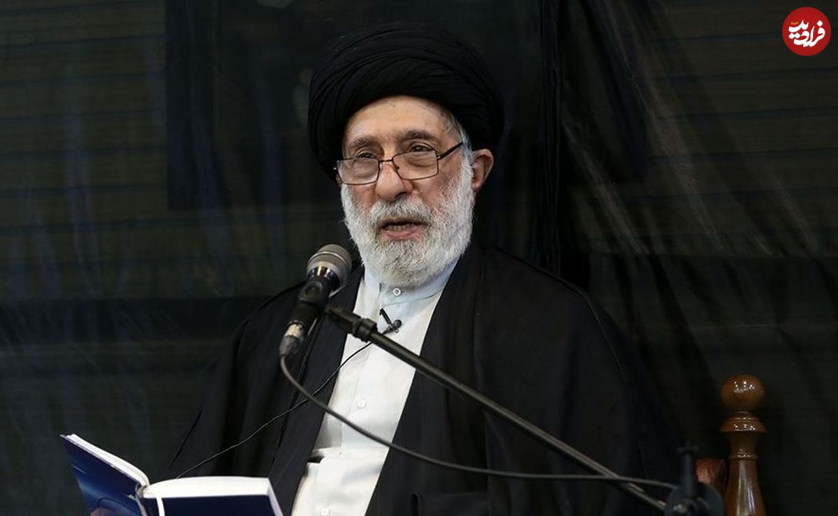 عکس؛ سفر به تاریخ؛ عکس یادگاری «سید هادی خامنهای، برادر رهبر انقلاب» با قاب عکس برادر