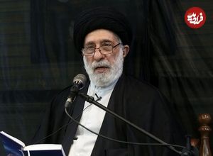 عکس؛ سفر به تاریخ؛ عکس یادگاری «سید هادی خامنه‌ای، برادر رهبر انقلاب» با قاب عکس برادر