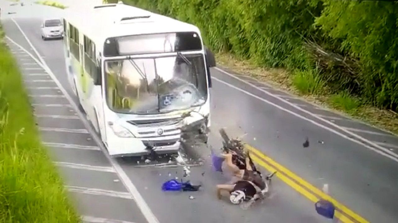 ( ویدیو) لحظه دلخراش عبور اتوبوس از روی سر موتورسوار