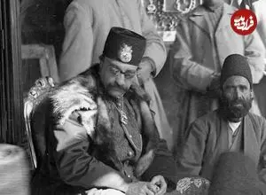 عکس| سفر زمان؛ ناصرالدین شاه در حال بررسی گنجینه‌های سلطنتی