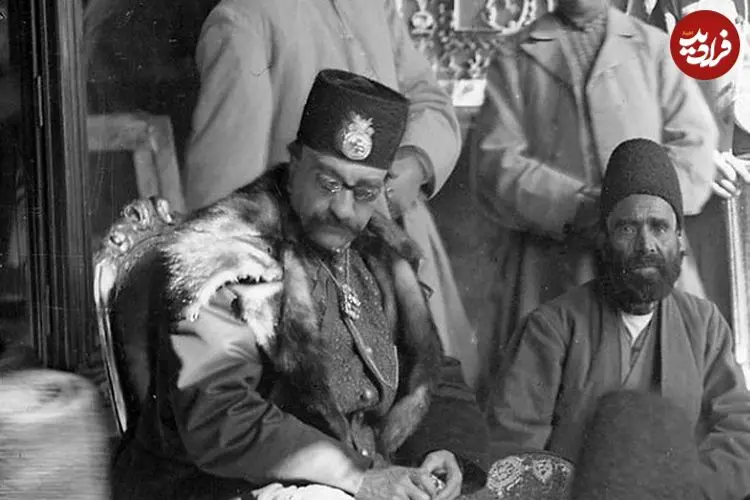 عکس| سفر زمان؛ ناصرالدین شاه در حال بررسی گنجینه‌های سلطنتی