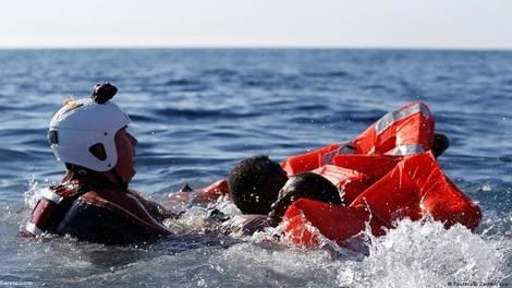 (ویدئو) لحظه نجات مهاجران درحال غرق شدن در دریا 