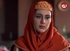 عکس| سفر زمان؛ تیپ و چهرۀ «گلنار سریال گیلدخت» 2 سال قبل روی صحنه تئاتر