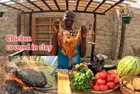 ببینید| غذای روستایی در کنیا؛ کباب مرغ کامل در خاک رس و بادمجان کبابی