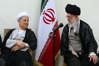 عکس؛ سفر به تاریخ؛ «هاشمی رفسنجانی» در حال دریافت نشان فتح از دست رهبر انقلاب؛ سال 68