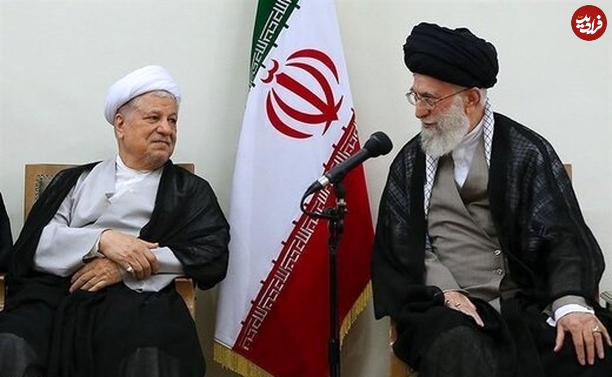 عکس؛ سفر به تاریخ؛ «هاشمی رفسنجانی» در حال دریافت نشان فتح از دست رهبر انقلاب؛ سال 68