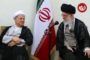 عکس؛ سفر به تاریخ؛ «هاشمی رفسنجانی» در حال دریافت نشان فتح از دست رهبر انقلاب؛ سال 68