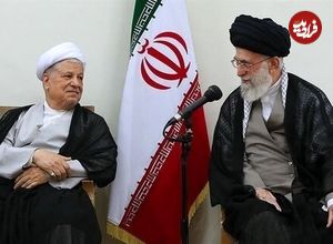 عکس؛ سفر به تاریخ؛ «هاشمی رفسنجانی» در حال دریافت نشان فتح از دست رهبر انقلاب؛ سال 68