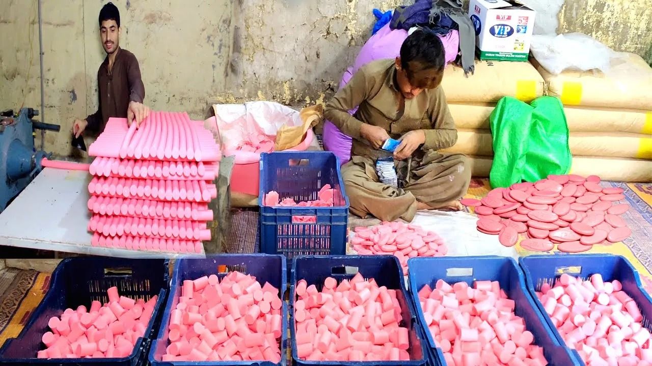 (ویدئو) فرآیند تولید میلیون ها صابون به روش عجیب پاکستانی ها