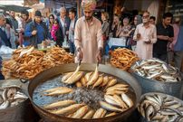 ببینید؛ غذای خیابانی در پاکستان؛ پخت پاکورای ماهی و ماهی سرخ شده در پیشاور 